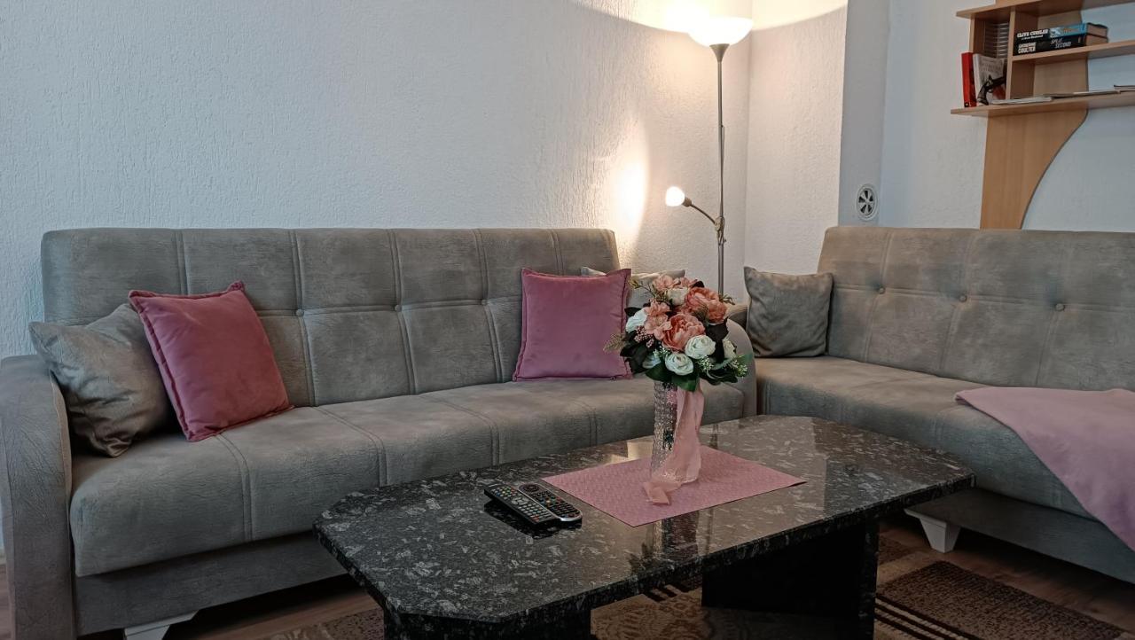 City Park Apartments Pristina Esterno foto
